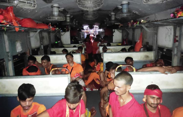 अंधेरे में यात्रा करने पर विवश है कांवरिया, ट्रेन की बोगी में न लाइट और न ही पंखे का इंतजाम