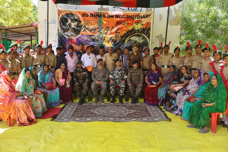 शहीदों के परिजनों को किया गया सम्मानित