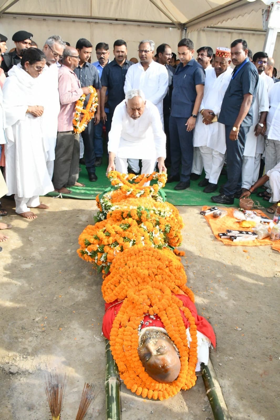 पंचतत्व में विलीन हुए राजीव रंजन, सीएम ने दी अंतिम विदाई