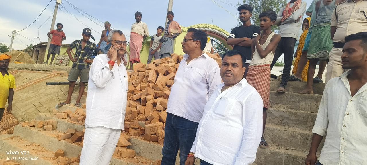 निर्माणाधीन छठ घाट की गुणवत्ता देख भड़के विधायक, लगायी अभियंताओं की क्लास