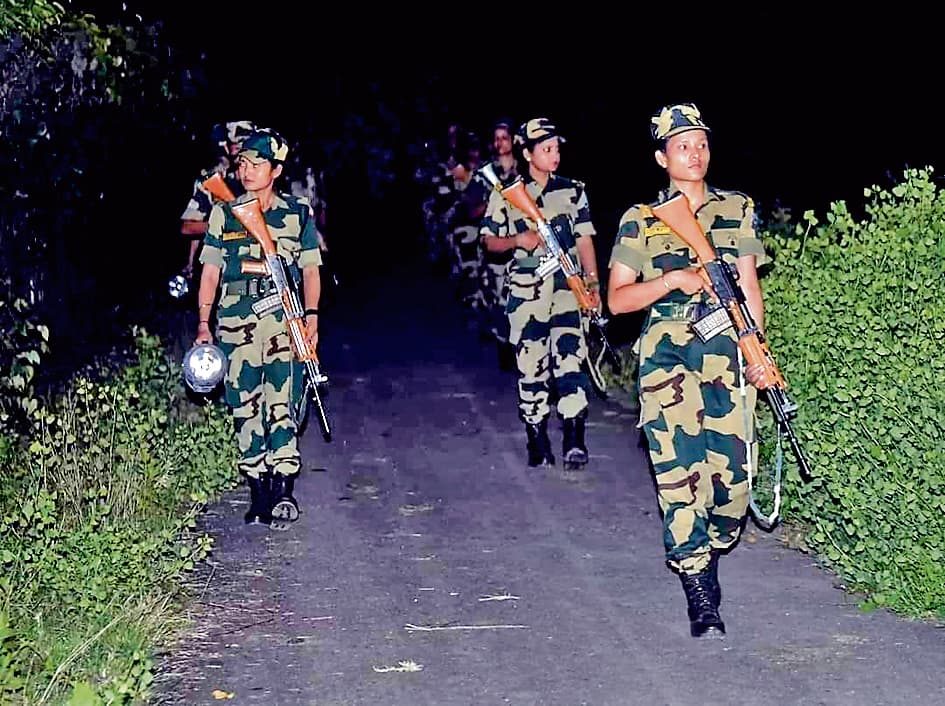 बीएसएफ जवानों की जवाबी कार्रवाई, वापस बांग्लादेश की ओर भागे तस्कर व घुसपैठिये