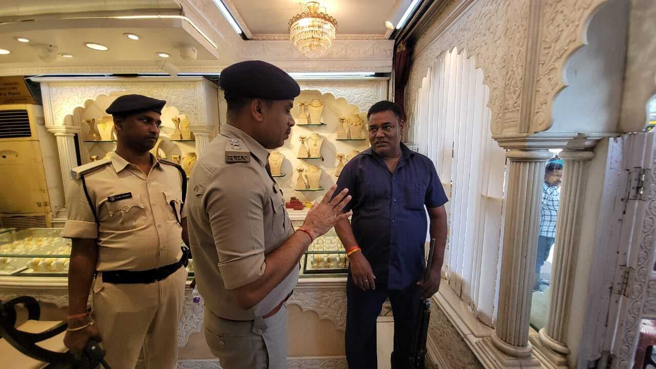 ज्वेलरी दुकानों की सुरक्षा व्यवस्था व सीसीटीवी की अधिकारियों ने की जांच