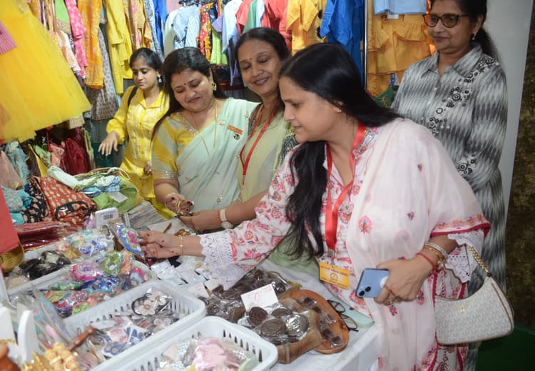 दो दिवसीय आनंद मेला में जुट रही भीड़, खूब हुई खरीदारी