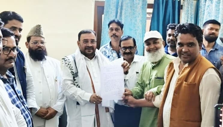 अल्पसंख्यक आयोग के अध्यक्ष को सौंपा मांग पत्र