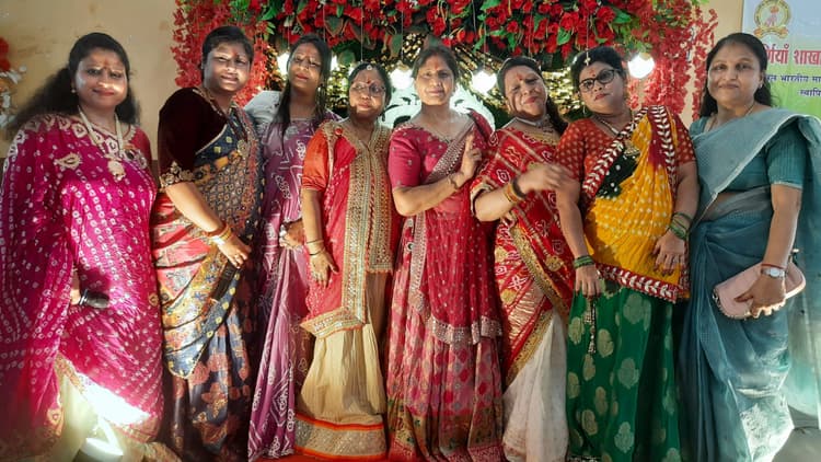 मारवाड़ी समाज की महिलाओं ने सावन उत्सव में बिखरी रंग-बिरंगी छटा