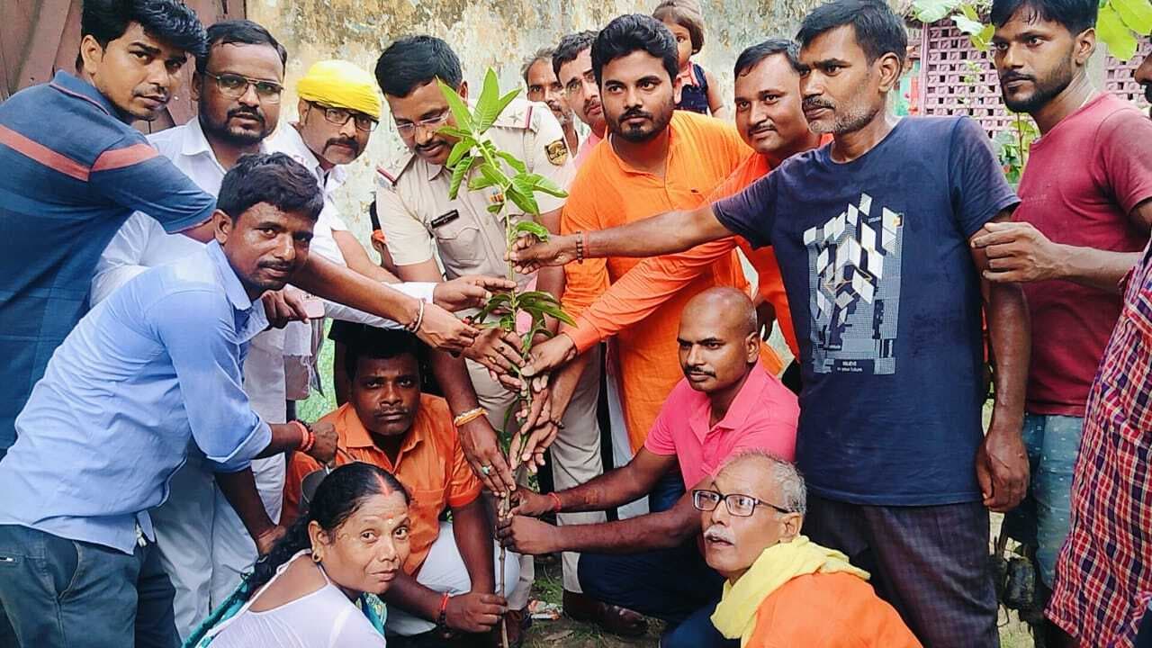 चोपड़ा बाजार दुर्गा मंदिर में शिवशिष्यों ने किया पौधारोपण