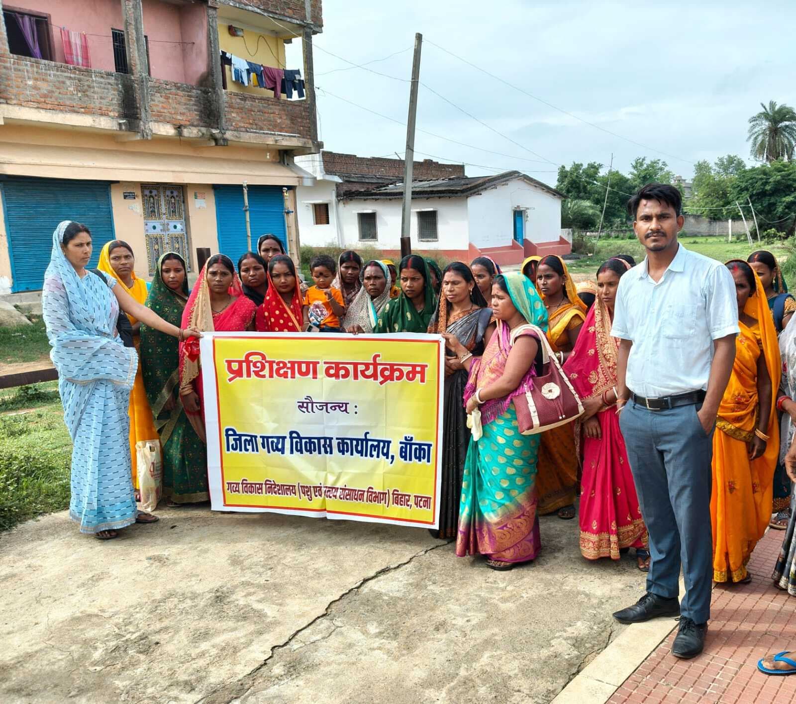 पशुओं को पालने का प्रशिक्षण लेंगीं महिला किसान, हुईं पटना रवाना