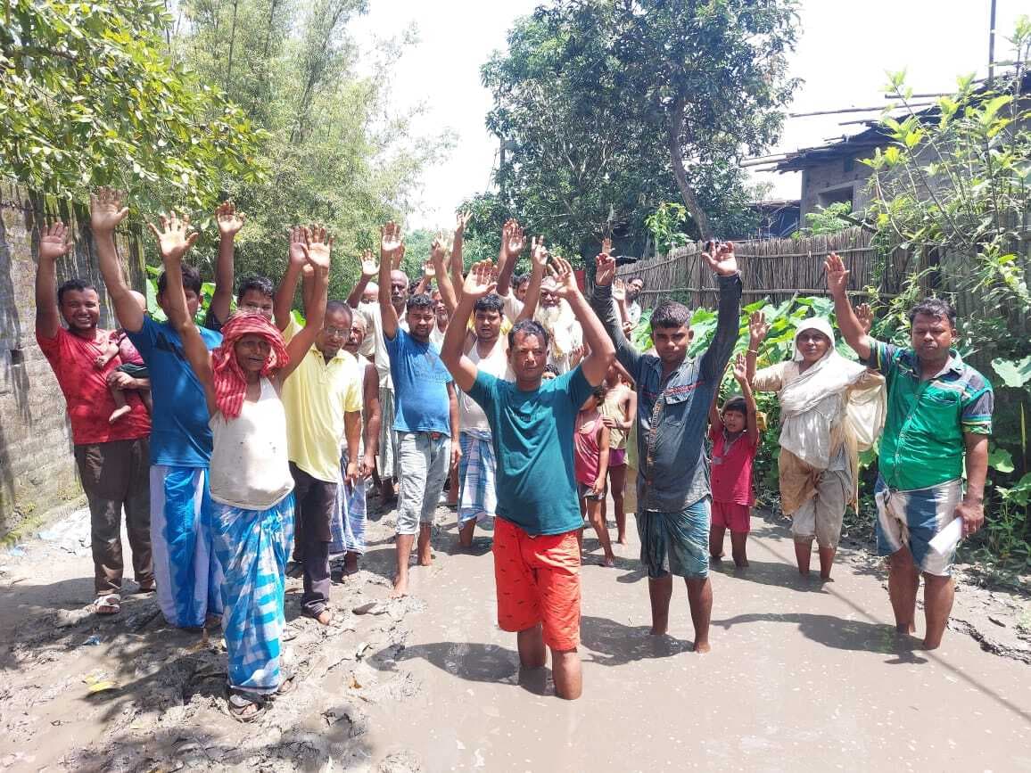 कब्रिस्तान जाने वाली सड़क की मरम्मत न किये जाने से आक्रोशित ग्रामीणों ने किया प्रदर्शन