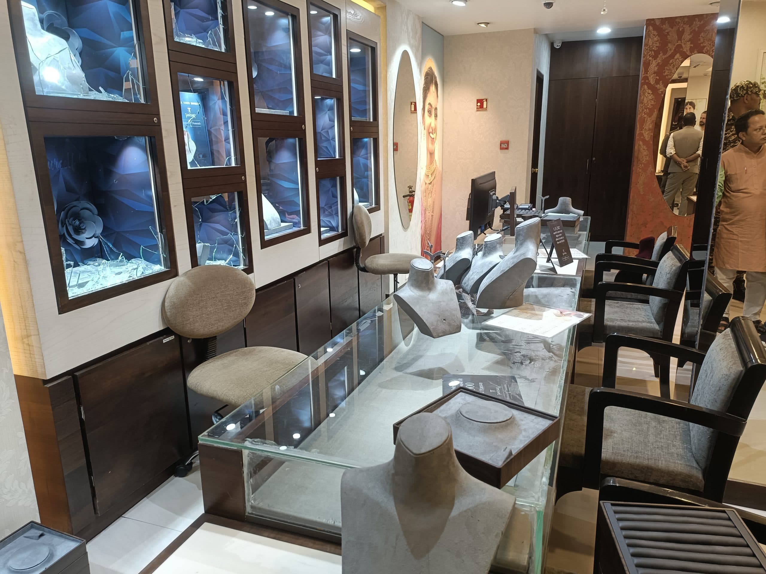 तनिष्क शोरूम लूट मामले में पुलिस कर रही ताबड़तोड़ छापेमारी