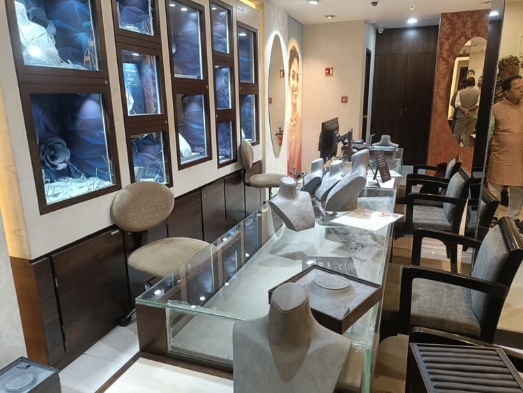 तनिष्क शोरूम लूट मामले में पुलिस कर रही ताबड़तोड़ छापेमारी