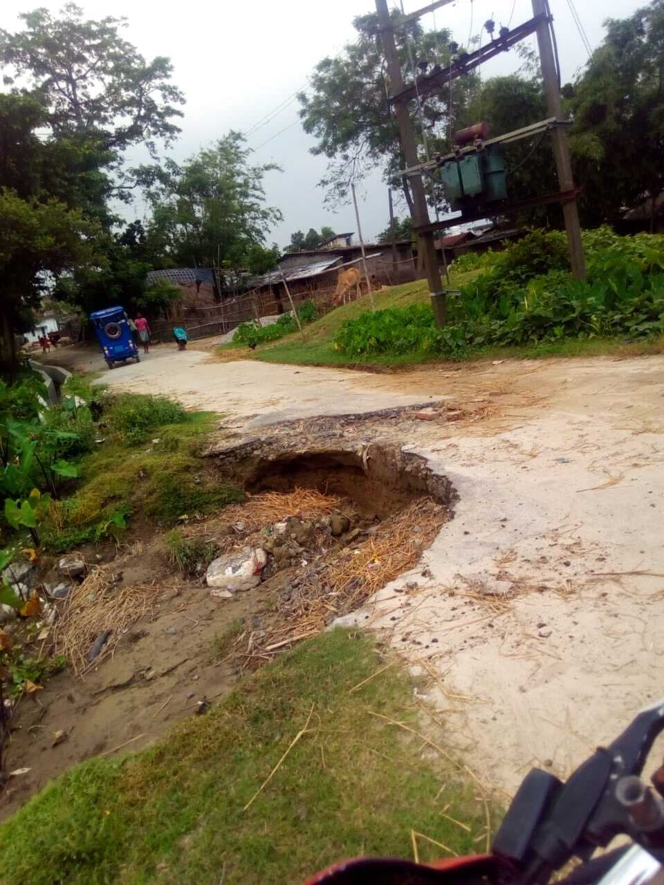 मेंटेंनेंस कार्य नहीं होने से पेटभरी शिव मंदिर चौक से गांव की ओर जाने वाली सड़क जर्जर