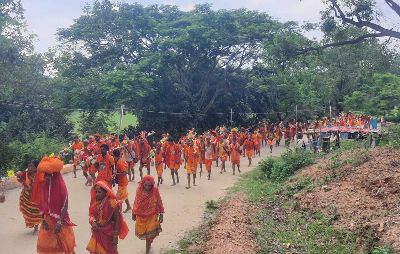 केसरिया वस्त्रधारियों की अटूट शृंखला से शिवमय हुआ कांवरिया पथ
