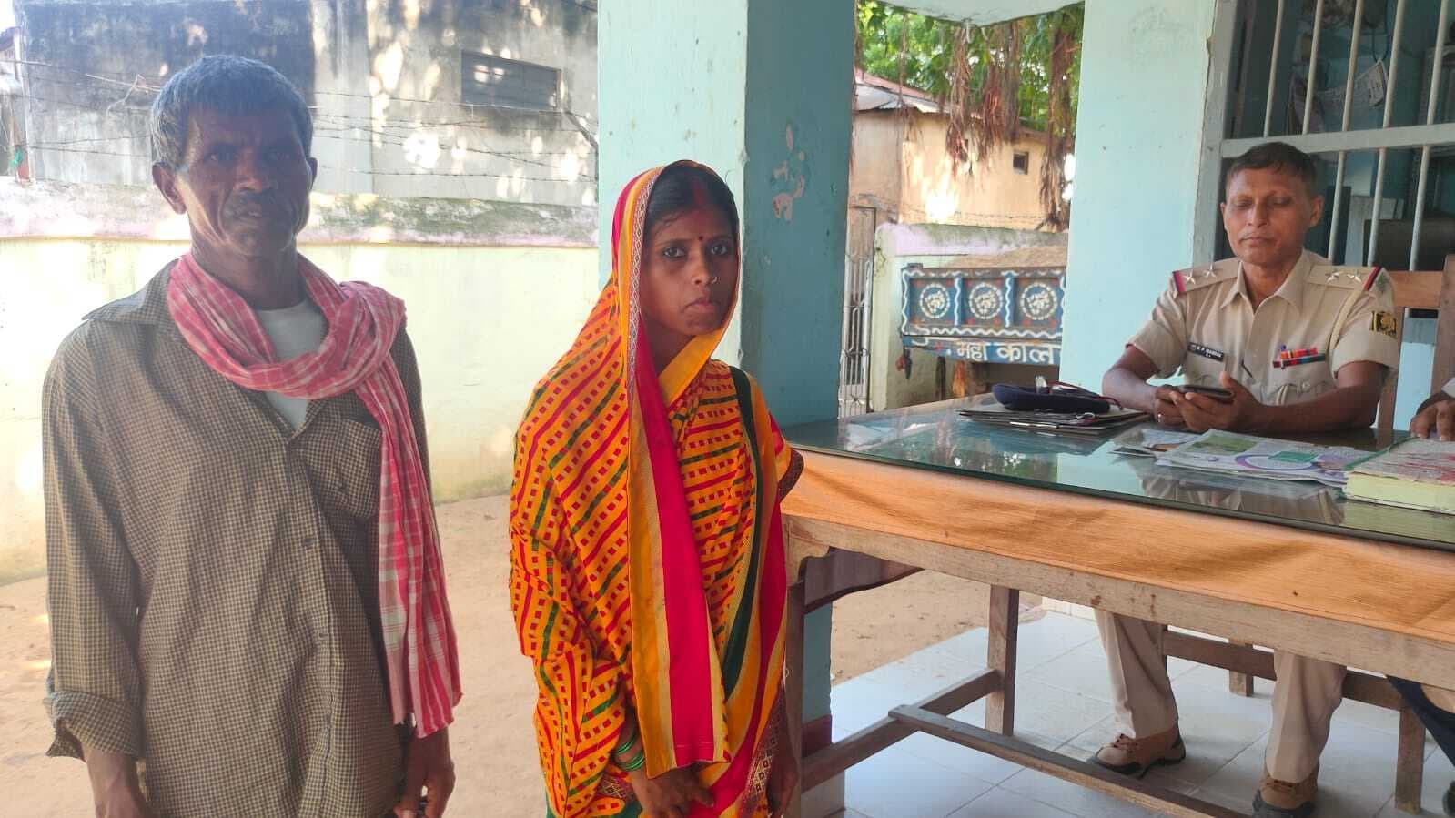 पति व पुत्र को छोड़ प्रेमी से शादी करने वाली महिला को मिला धोखा, घर से निकाला