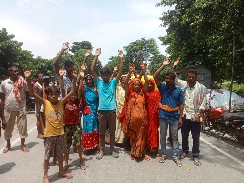 फर्जी तरीके से जमीन लिखाने का आरोप, लोगों ने किया रोड जाम