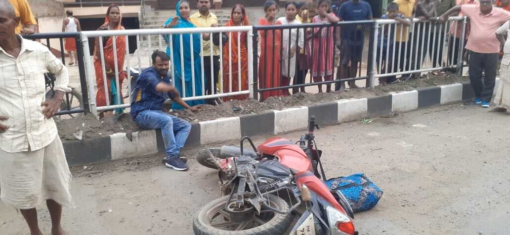 ट्रक से कुचलकर बाइक सवार नानी की मौत, नाती जख्मी