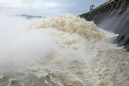 हीराकुद बांध के 20 गेट खुले, कई जिलों में बाढ़ का खतरा