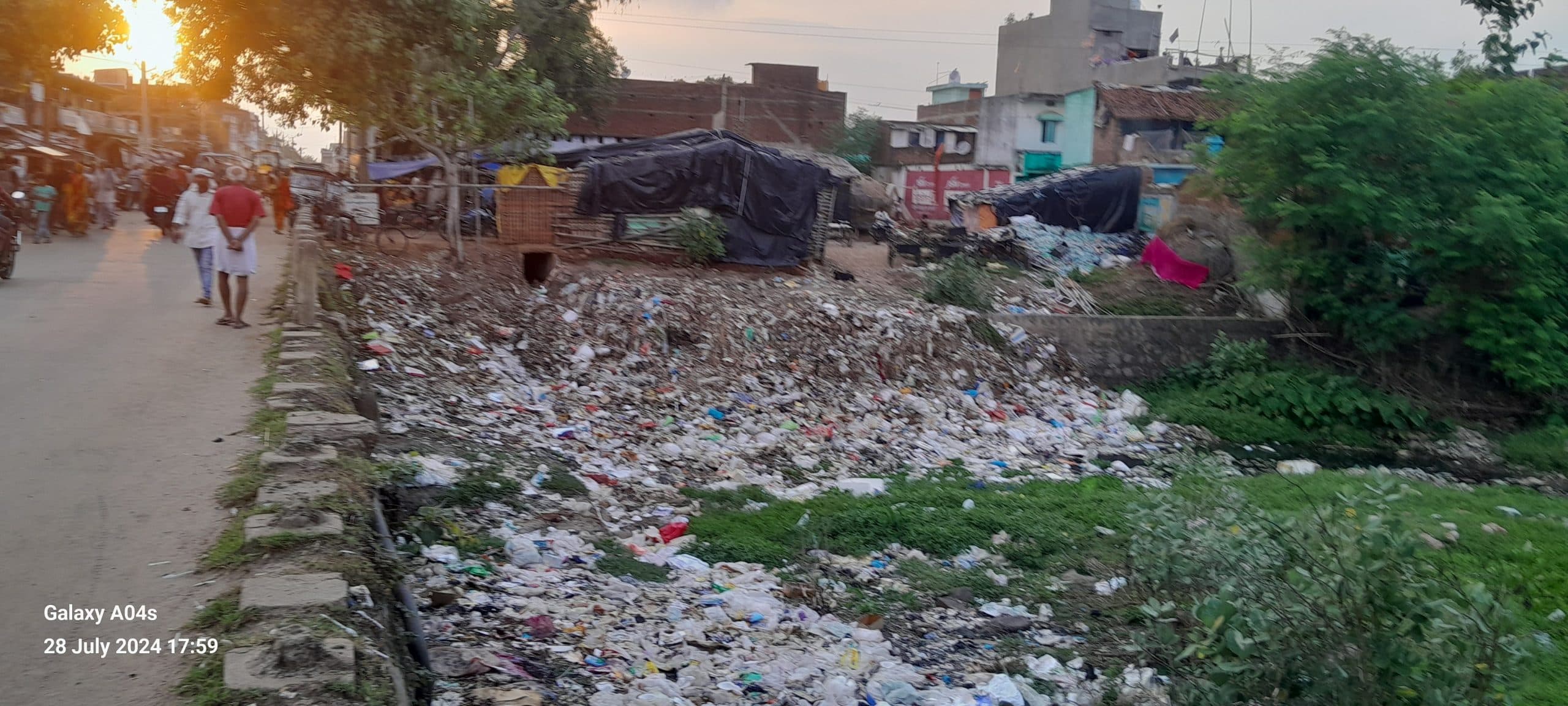 पुल के समीप कचरे का अंबार, पुल के नीचे कूड़ा फेंकते हैं लोग