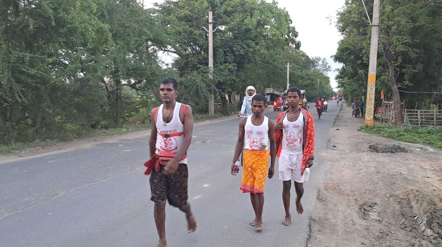 सोमवारी को शिव को जलाभिषेक करने डाकबम हुए रवाना