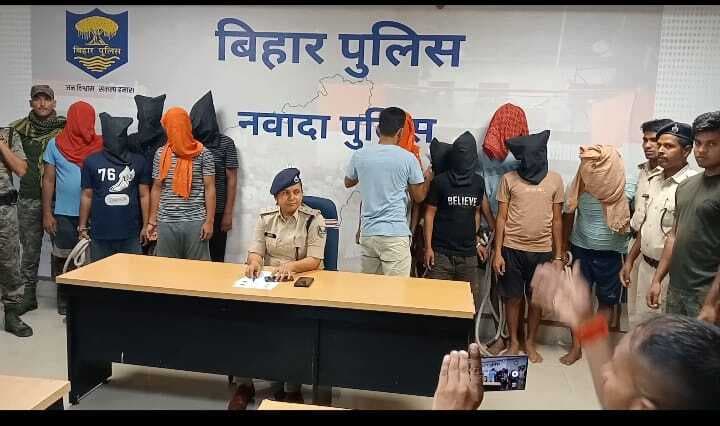 168 पन्नों का कस्टमर डाटा, 34 मोबाइल और एक लैपटॉप हुआ बरामद