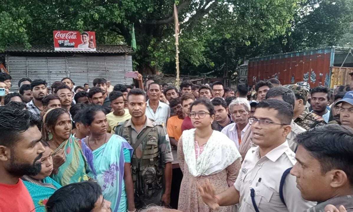 आक्रोश-काठीकुंड पुलिस के एसआइ पर अमानवीय तरीके से पिटाई का आरोप, दारोगा व एसआई को हटाने की मांग को लेकर साहिबगंज-गोविंदपुर मुख्य पथ को 7 घंटे रखा जाम