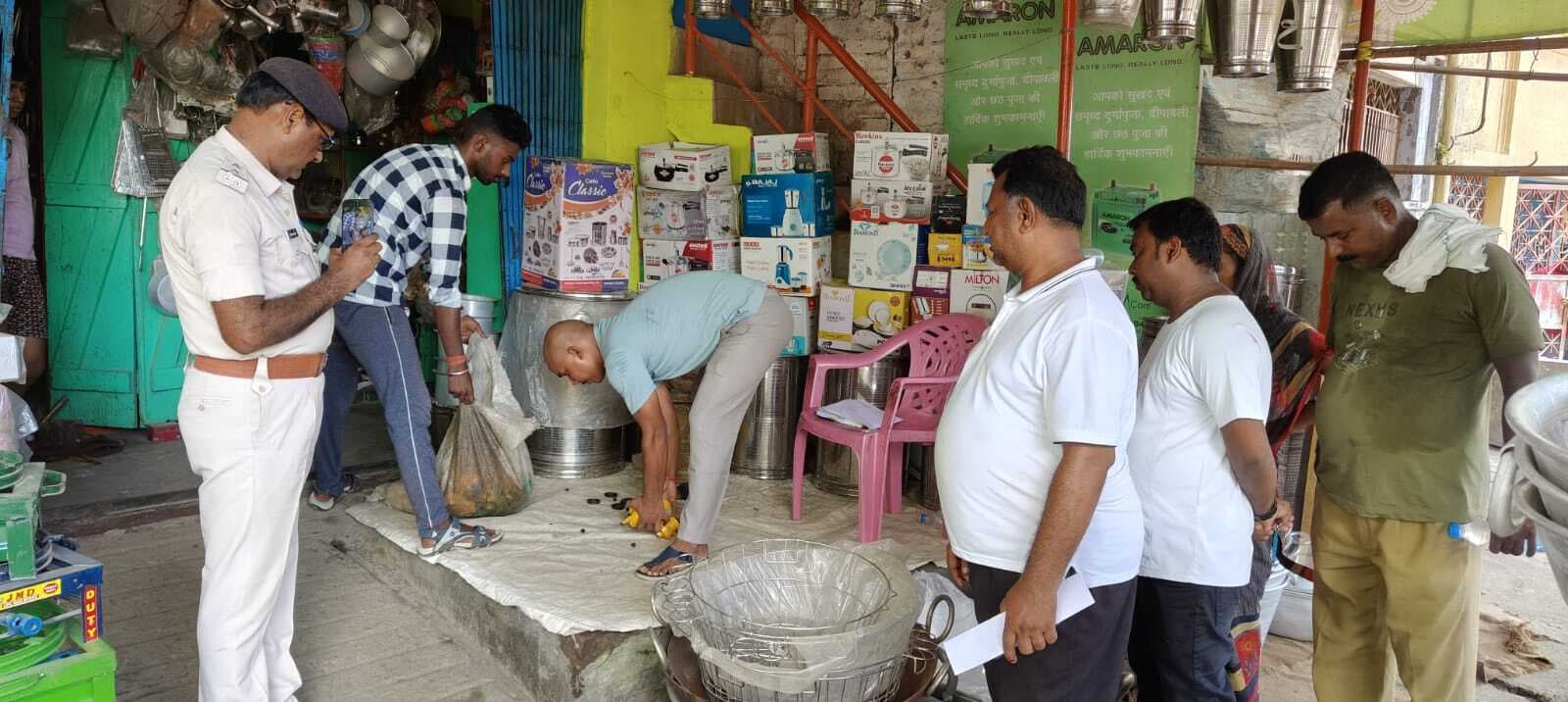 शटर तोड़कर 200 पीस गैस रेगुलेटर की हुई चोरी