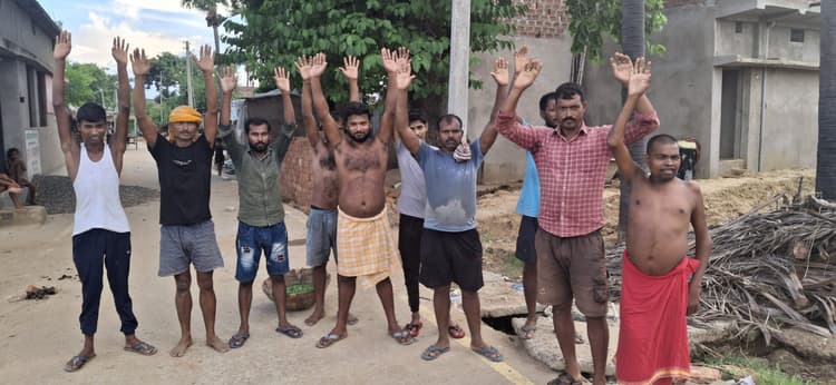 सड़क के साथ नाला नहीं बनाने पर ग्रामीणों ने किया किया प्रदर्शन