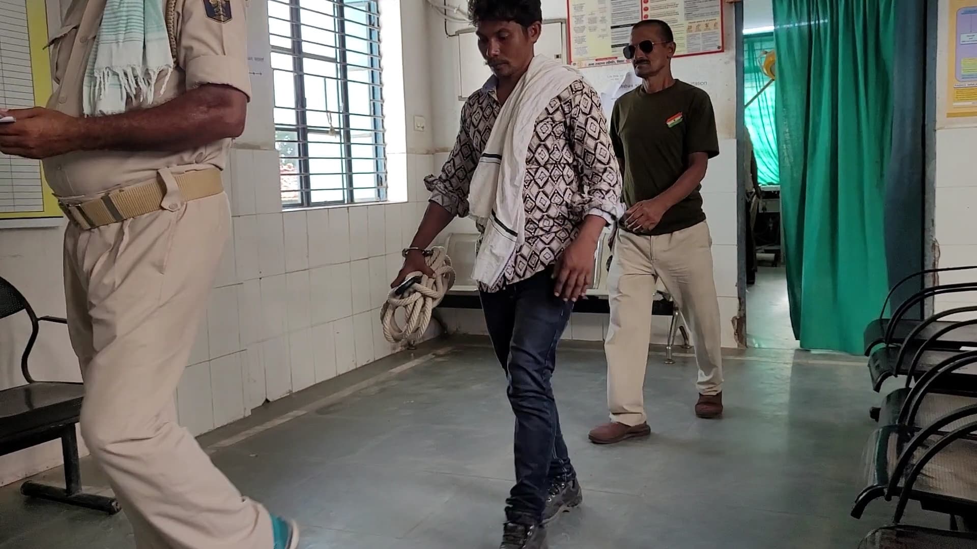 ऐसी आजादी और कहां, गिरफ्तार शख्स के हाथ ही सौंप दी हथकड़ी की रस्सी