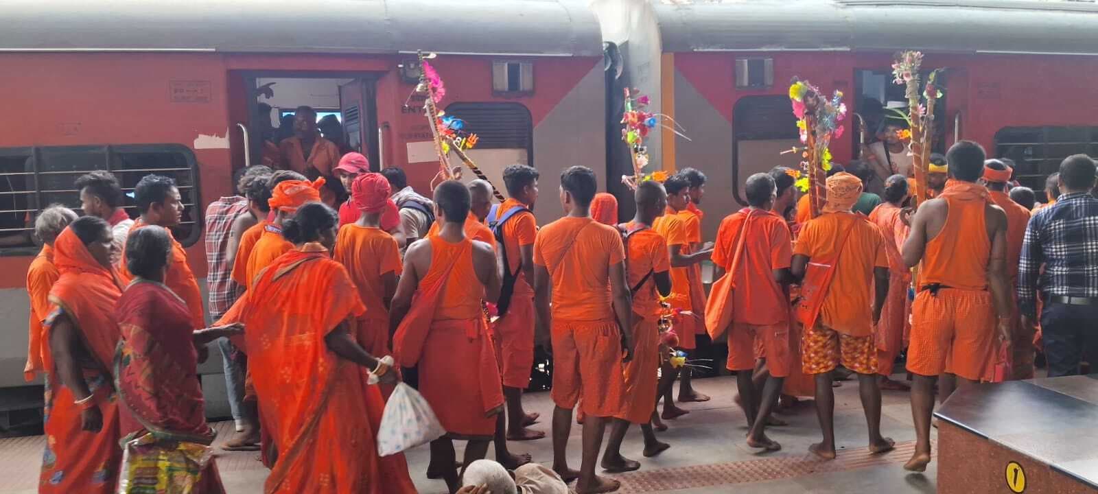 बाबा धाम दूर है, जाना जरूर है संकल्प के साथ रेलमार्ग से जा रहे कांवरिया