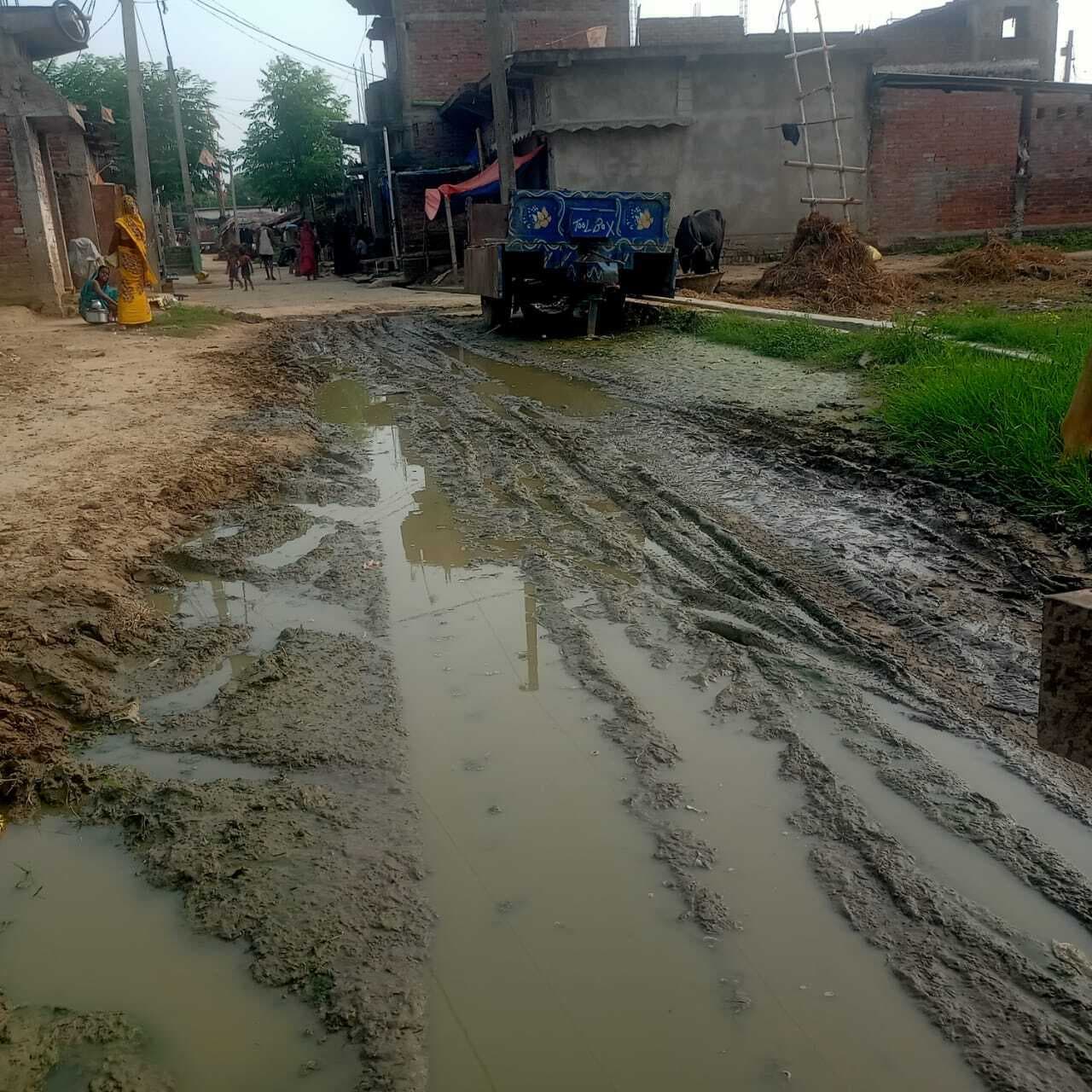 सड़क पर कीचड़ व जलजमाव से ग्रामीण परेशान, जिम्मेदार मौन