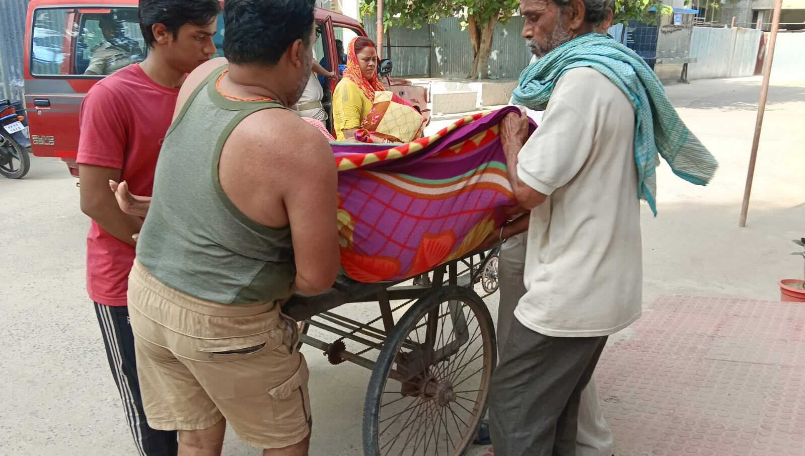 बदहाल व्यवस्था : वृद्ध को ठेले पर लेकर अस्पताल पहुंचे परिजन, वार्ड में भी खुद उठाकर ले गये