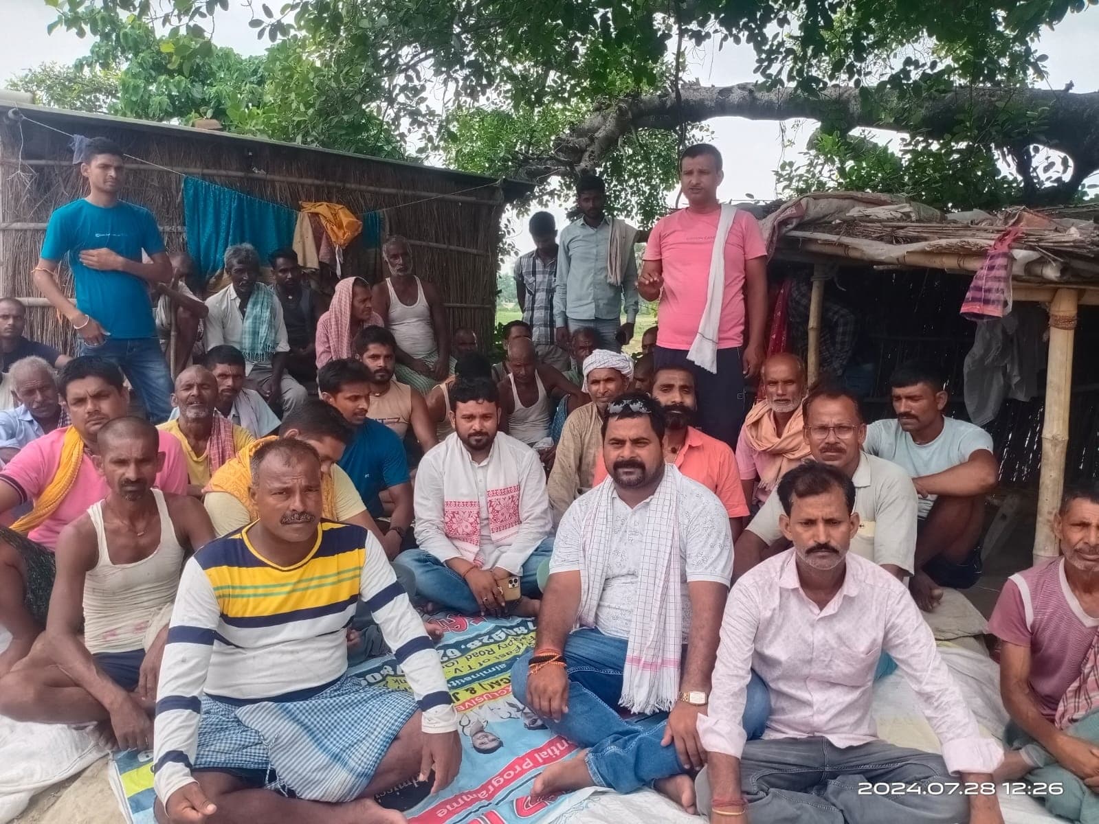 पुल से जुड़े संपर्क पथ बनाने की मांग को लेकर ग्रामीणों ने बनाया आंदोलन का मूड