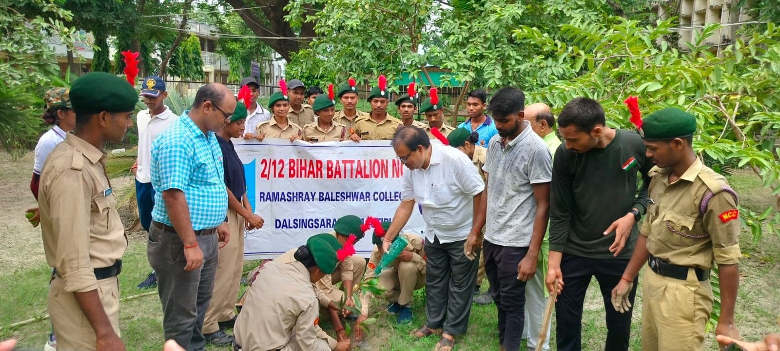 कॉलेज परिसर में लगाये गये फलदार पौधे