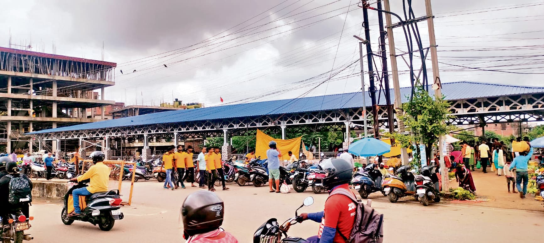 डिस्टिलरी पुल पर ही वाहन खड़ा कर लोग कर रहे सब्जी की खरीदारी, लग रहा जाम