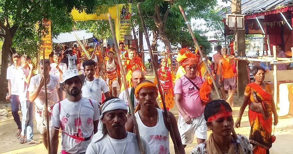 सफेद गंजी, केसरिया पेंट व पैर में घुंघरू बांध डाक बमों से गुंजायमान रहा कांवरिया पथ