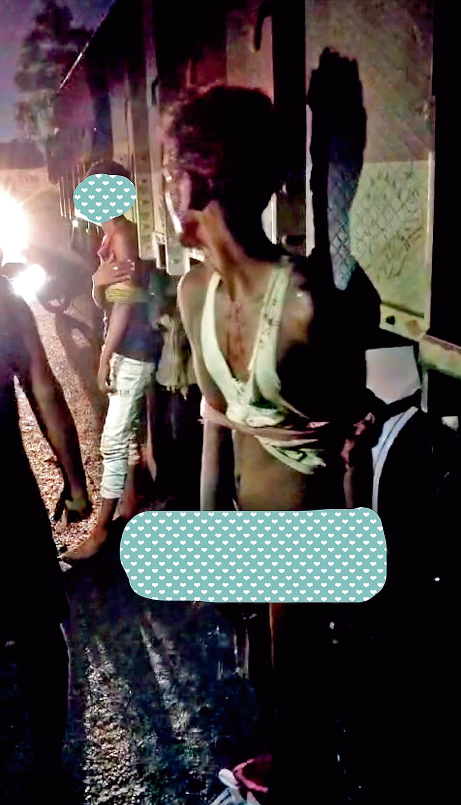 ट्रक में बांध निर्वस्त्र कर जमकर की पिटाई