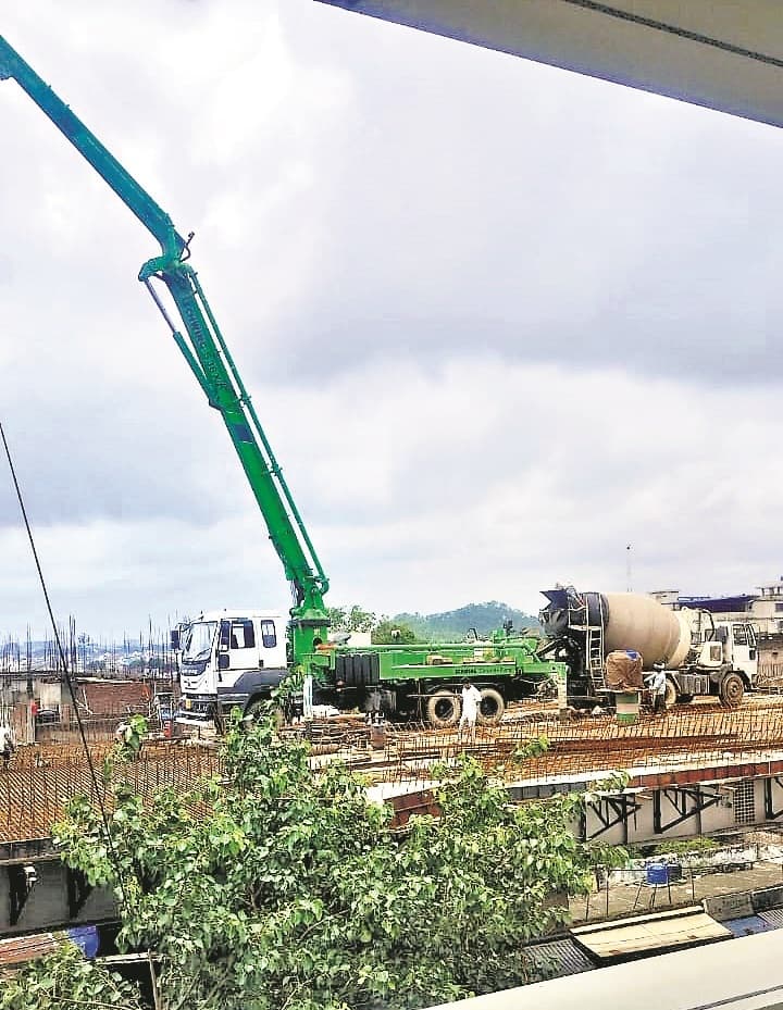 Ranchi News : कंक्रीट प्रेशर वाहन को कॉरिडोर पर चढ़ा कर की जा रही ढलाई