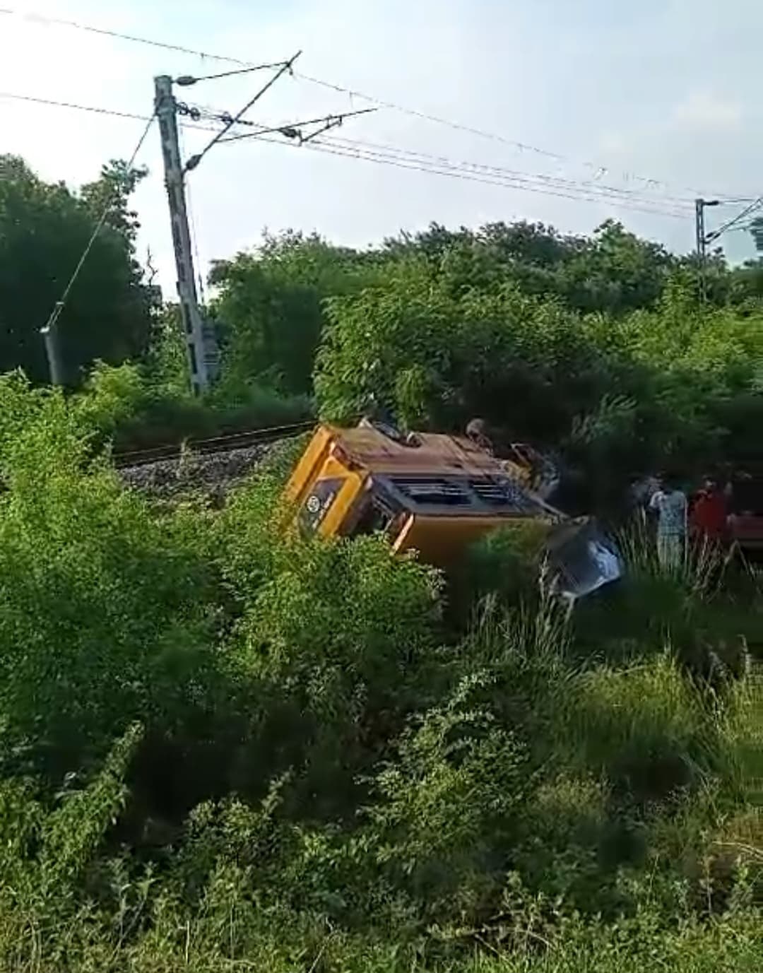 अवैध क्राॅसिंग पर स्कूल बस में ट्रेन ने मारी टक्कर, चार घायल