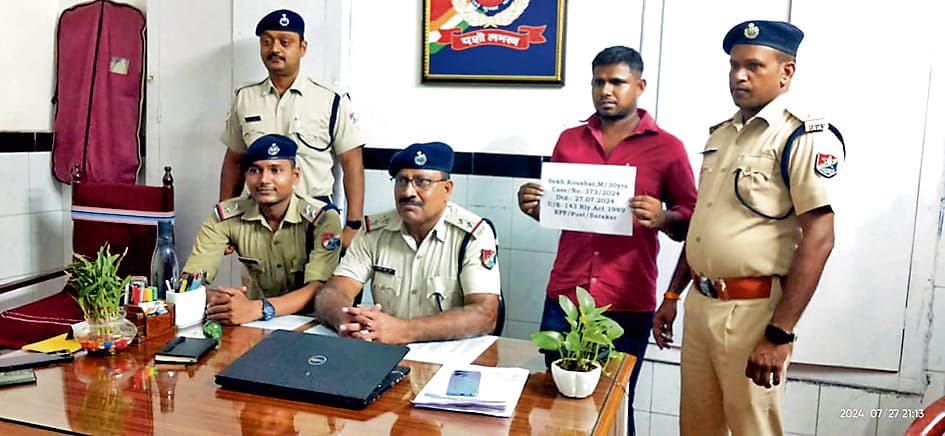 अवैध तरीके से रेलवे टिकट बनाने वाले को आरपीएफ ने दबोचा