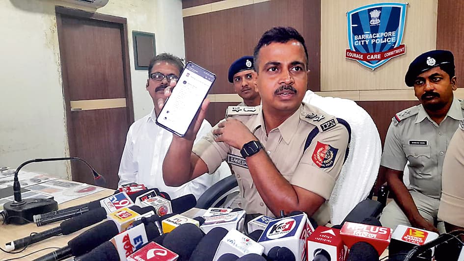 फर्जी कॉल सेंटर पर छापा, दो महिला सहित आठ गिरफ्तार