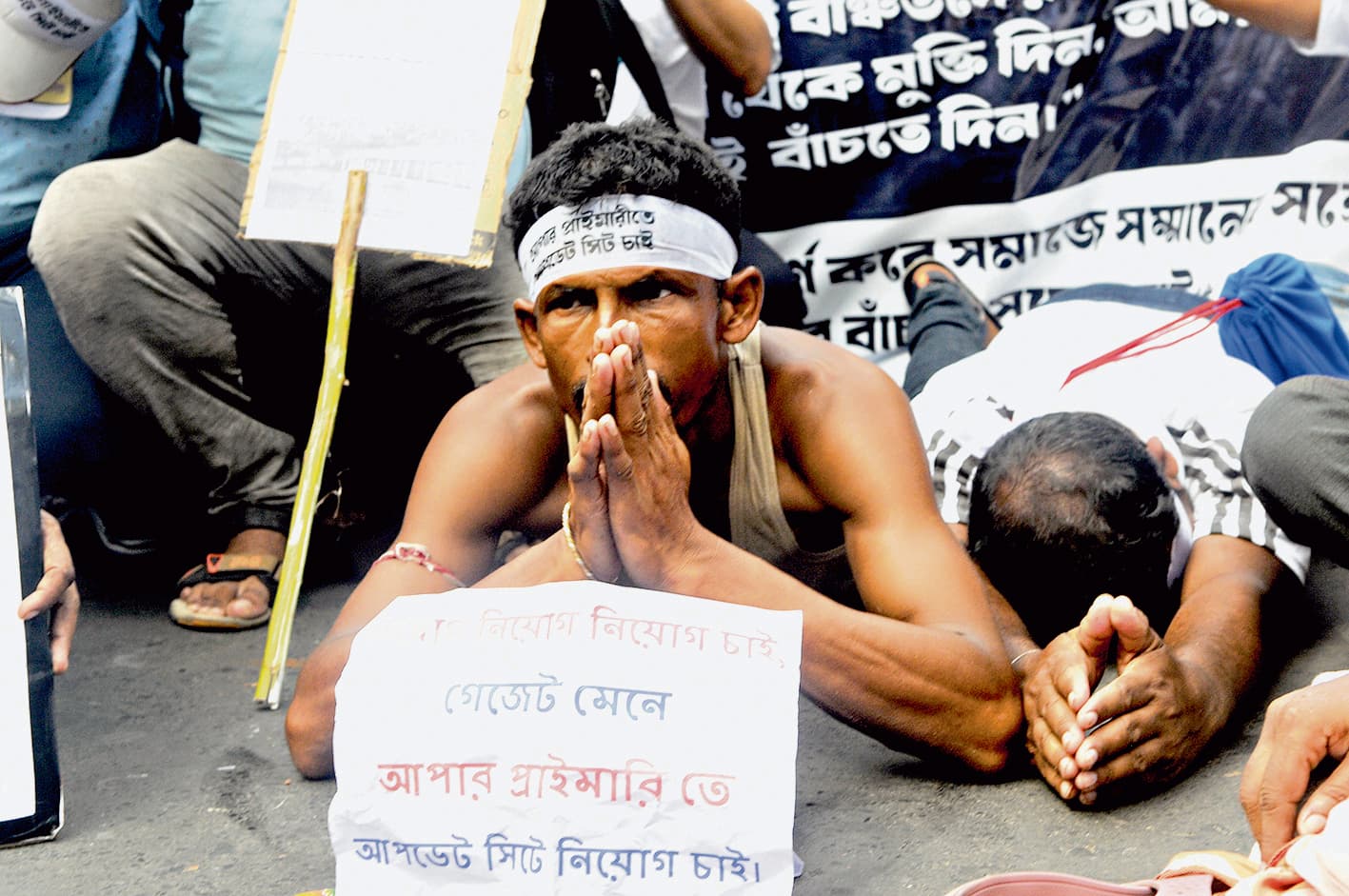 नौकरी की मांग पर अपर प्राइमरी के अभ्यर्थियों ने निकाली रैली