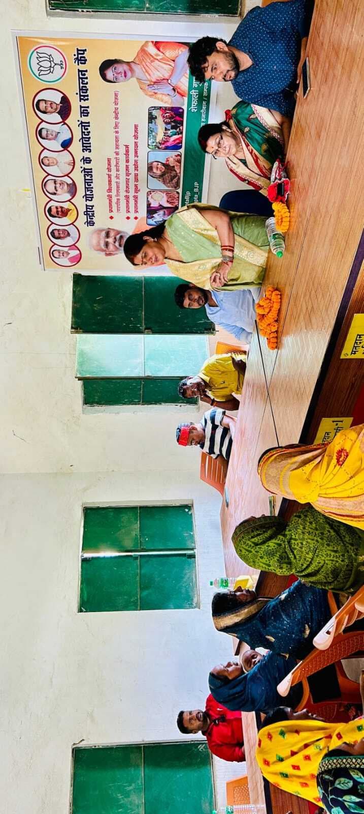 भाजपा नेत्री को ग्रामीणों ने दी जनसमस्याओं की जानकारी