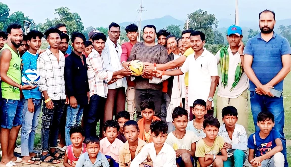 जिप सदस्य ने खिलाड़ियों के बीच बांटे फुटबॉल