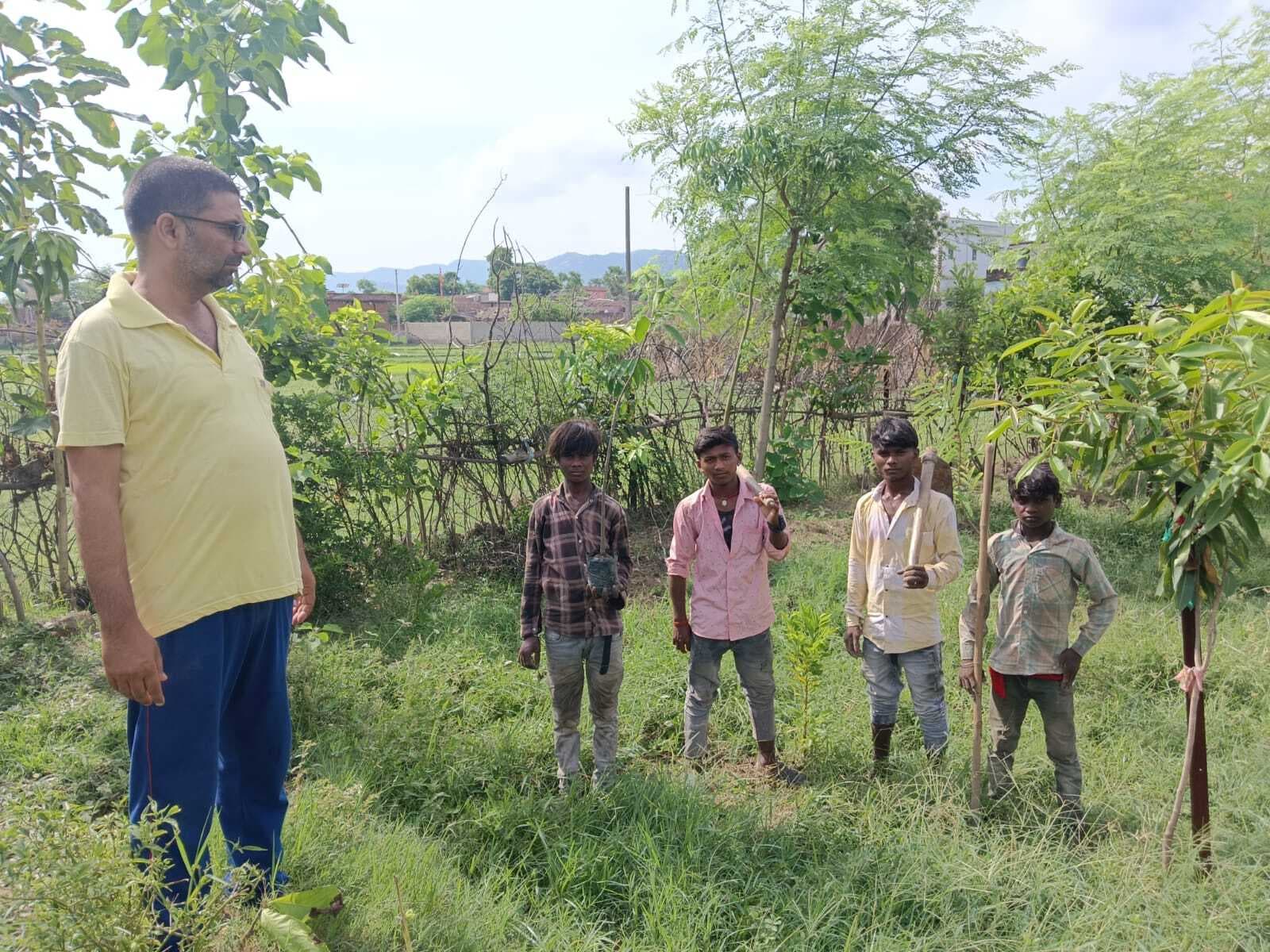 प्रकृति के संरक्षण को लेकर पौधरोपण अभियान चला रहे शिक्षक गोपाल