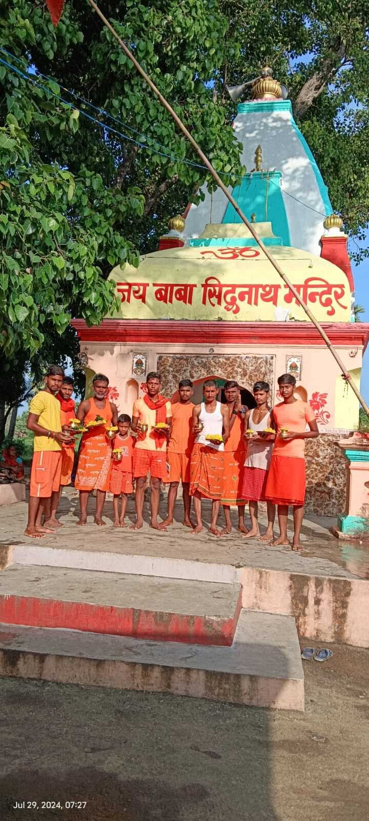 शिव मंदिरों में जलाभिषेक कर भक्तों ने मांगी सुख-समृद्धि