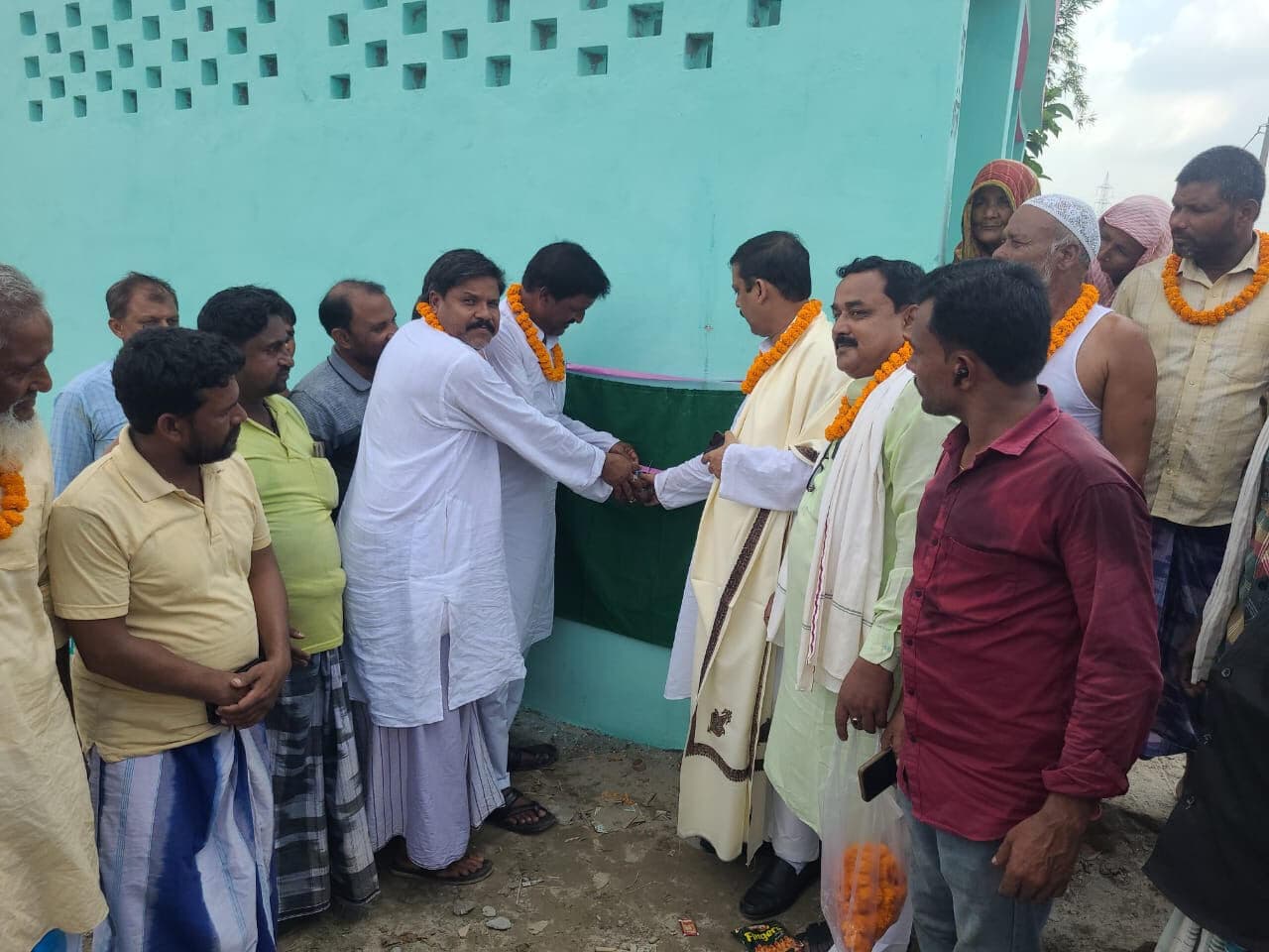 जिप अध्यक्ष ने किया यात्री शेड का उद्घाटन