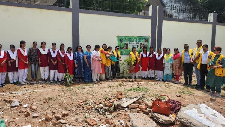 कैंपस : बांकीपुर गर्ल्स हाइस्कूल में छात्राओं ने किया पौधारोपण