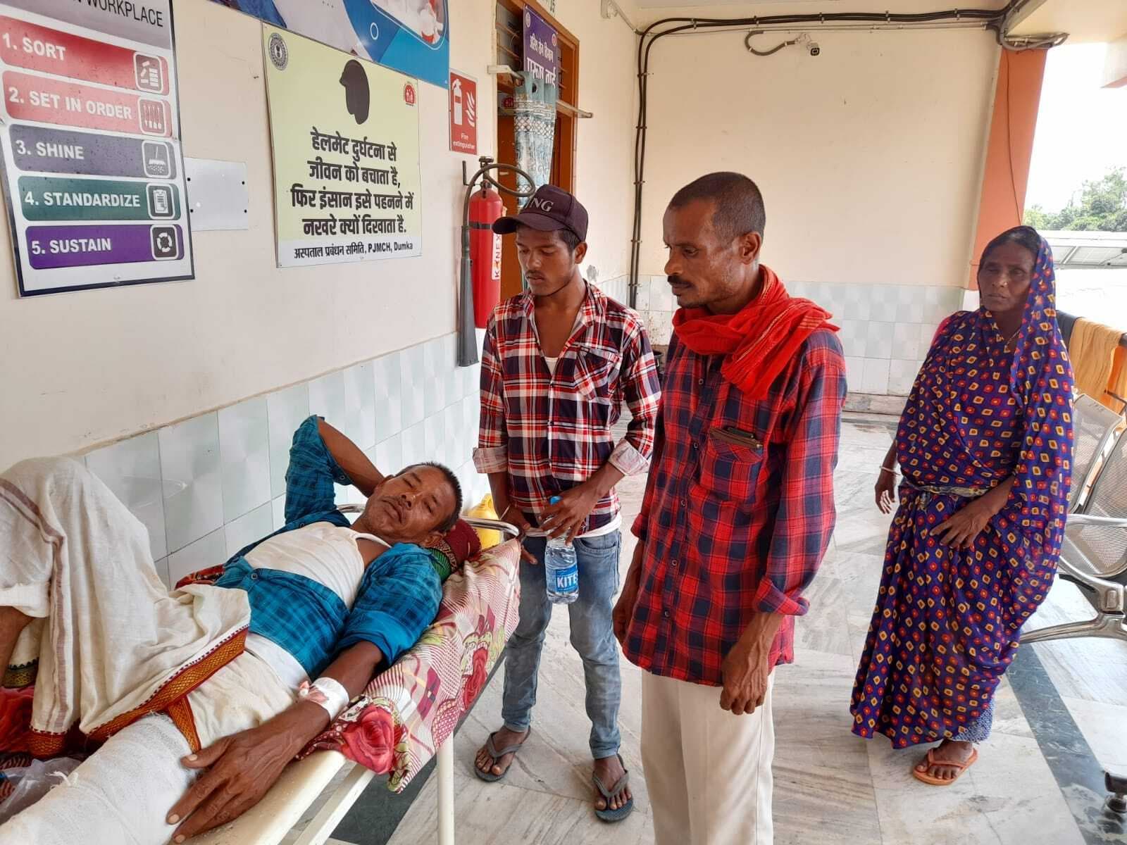 हादसा ::: पिकअप वैन के धक्के से बाइक सवार घायल, भर्ती