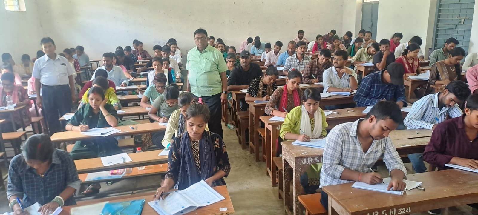 पीजी सेमेस्टर-2 परीक्षा के पांचवें दिन कदाचार के आरोप में एक निष्कासित