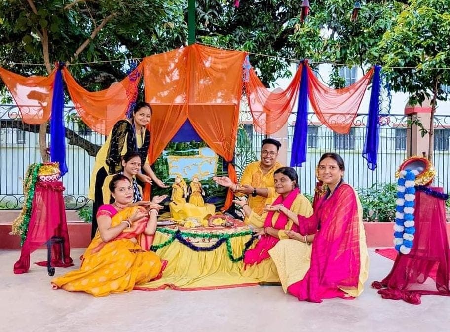 किलकारी के बच्चों ने रचाई गुड्डे-गुड़िया की शादी, साक्षी बने शिक्षक व कर्मी