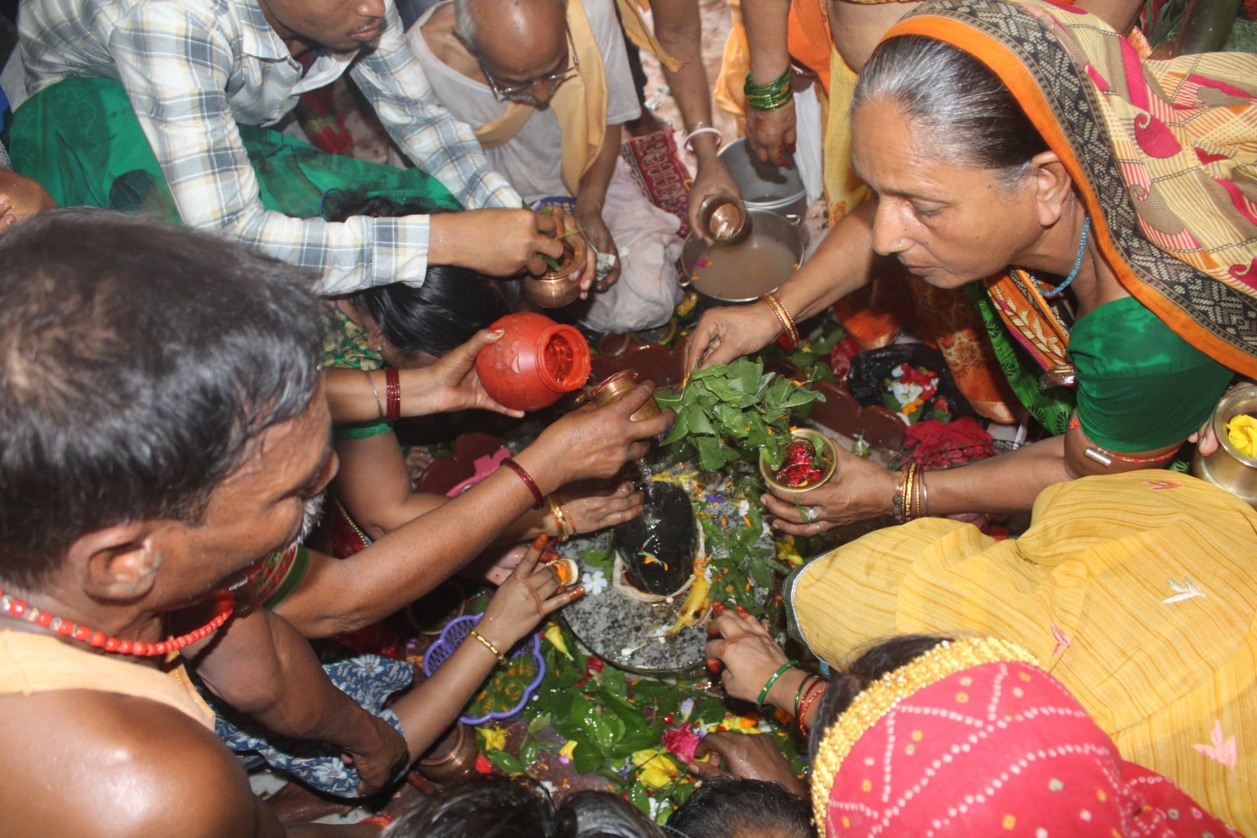 सावन के दूसरे सोमवार को हरगौरी मंदिर में अपार भीड़, हर हर महादेव से गूंजता रहा शहर